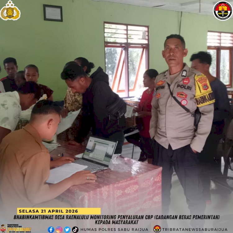 Bhabinkamtibmas desa Raenalulu monitoring penyaluran CBP (Cadangan beras pemerintah) kepada masyarakat 