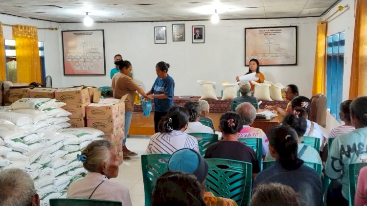 Bhabinkamtibmas desa Raeloro dan desa Raenyale hadiri pembagian beras cadangan pemerintah untuk masyarakat.