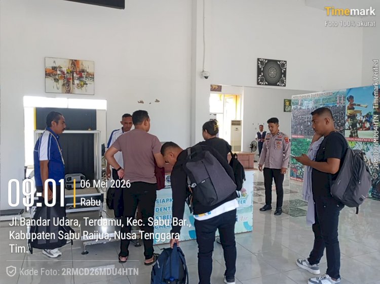 Personel Polres Sabu Raijua Laksanakan Pengamanan Penerbangan Susi Air di Bandara Tardamu
