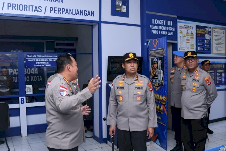 Pastikan Pelayanan Publik Prima, Kapolda NTT Cek Langsung Ruang Pelayanan Masyarakat di Polresta Kupang Kota
