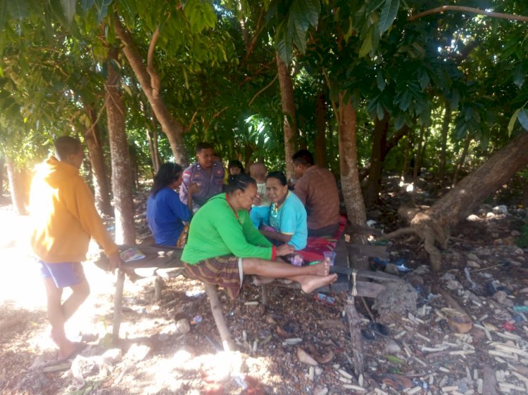 Jalin Silaturahmi, Bhabinkamtibmas Sambangi Warga Desa Binaan