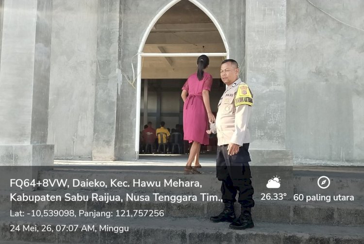 Jaga Kekhusyukan Ibadah Minggu, Bhabinkamtibmas Polsek Hawu Mehara Hadir Berikan Rasa Aman dan Himbauan Kamtibmas