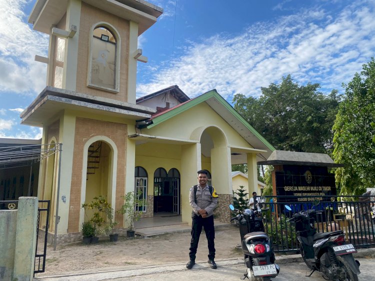 Bhabinkamtibmas Polres Sabu Raijua Hadir di Tengah Jemaat, Wujudkan Ibadah Aman dan Nyaman