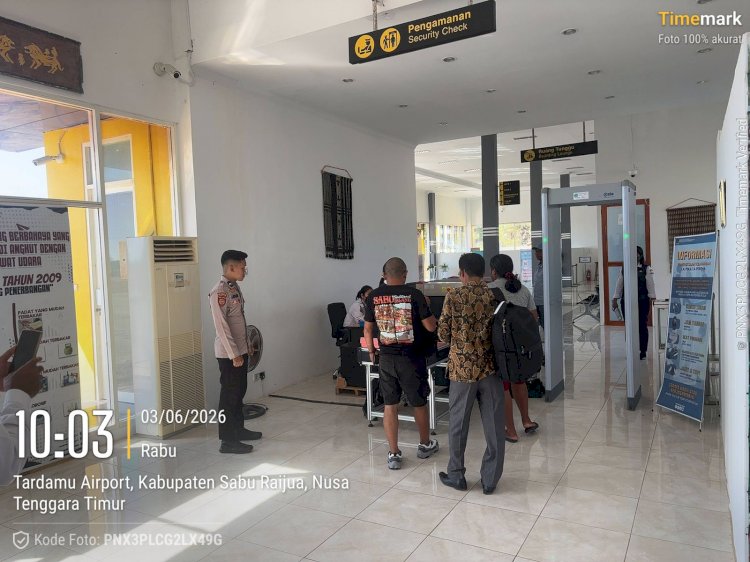 Sat Samapta Polres Sabu Raijua Amankan Kedatangan dan Keberangkatan Pesawat Susi Air di Bandara Tardamu