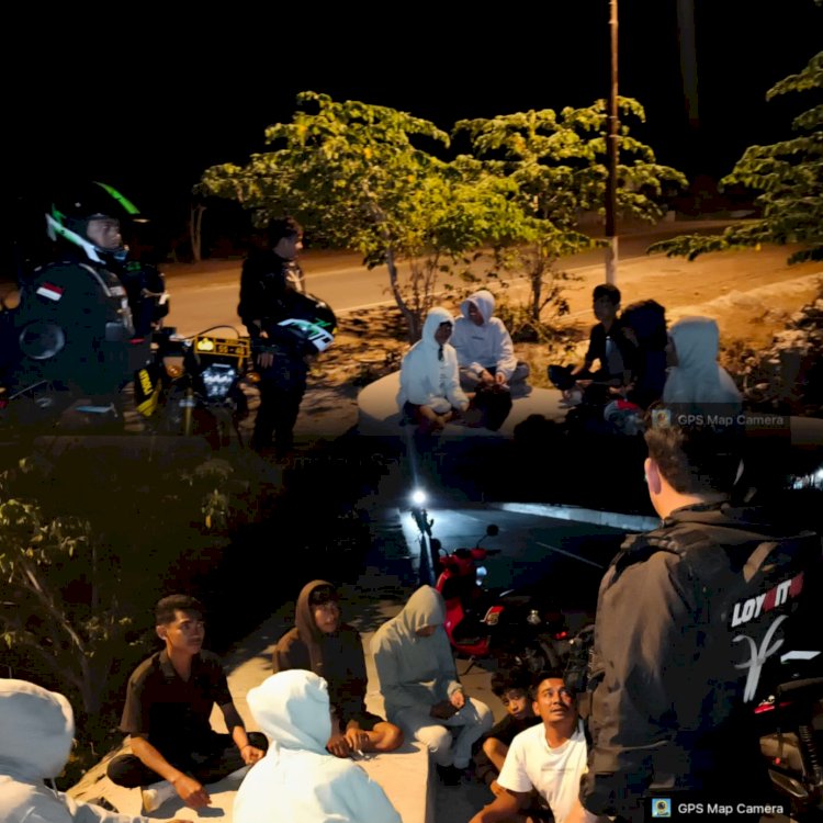 Jaga Keamanan Malam Hari, Patroli Presisi Polres Sabu Raijua Sambangi Titik Rawan dan Kelompok Remaja