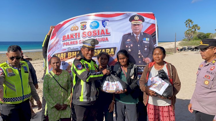 Tebar Kepedulian di Hari Bhayangkara, Kasat Lantas Polres Sabu Raijua Bagikan Sembako kepada Masyarakat