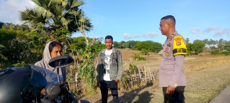 Cegah Gangguan Kamtibmas, Bhabinkamtibmas Desa Gurimonearu Gencarkan Edukasi Bahaya Hoaks dan Penipuan Online