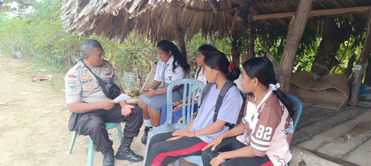 Polri Peduli Generasi Muda, Unit Binmas Polsek Hawu Mehara Bekali Siswi dengan Edukasi Bahaya Kenakalan Remaja dan Kekerasan Seksual