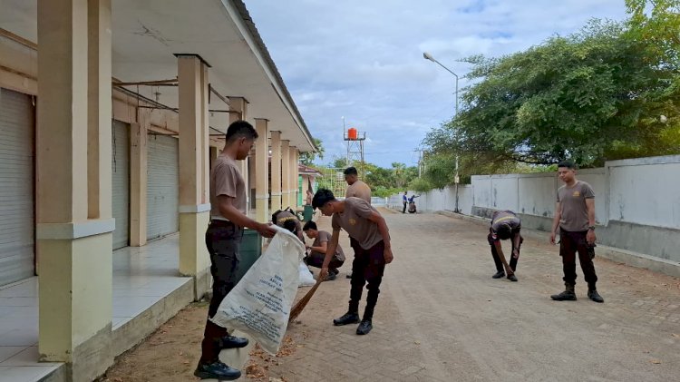 Menyambut HUT Bhayangkara Ke-80, Sat Samapta Polres Sabu Raijua Laksanakan Bakti Sosial Dengan Membersihkan Pasar Nataga Kab. Sabu Raijua