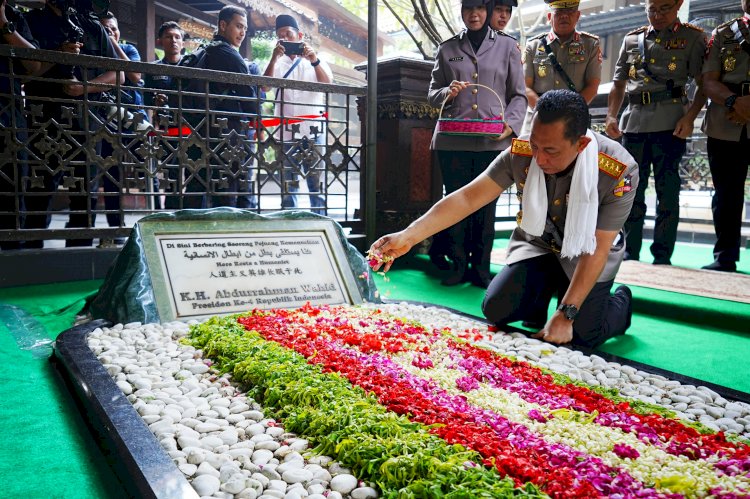 Jelang Hari Bhayangkara, Kapolri Ziarah ke Makam Gus Dur 