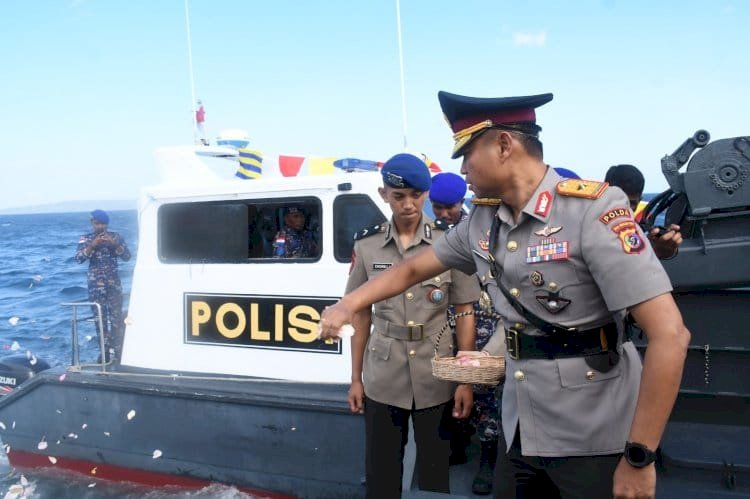 Peringati Hari Bhayangkara ke-80, Kapolda NTT Pimpin Upacara Tabur Bunga di Perairan Bolok Kupang