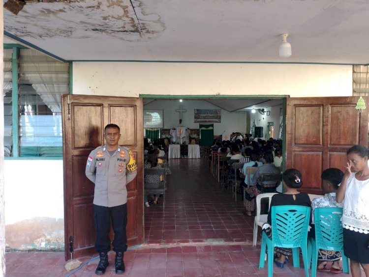 PENGAMANAN KEGIATAN IBADAH BERJALAN AMAN, POLSEK HAWU MEHARA PASTIKAN JEMAAT BERIBADAH DENGAN NYAMAN