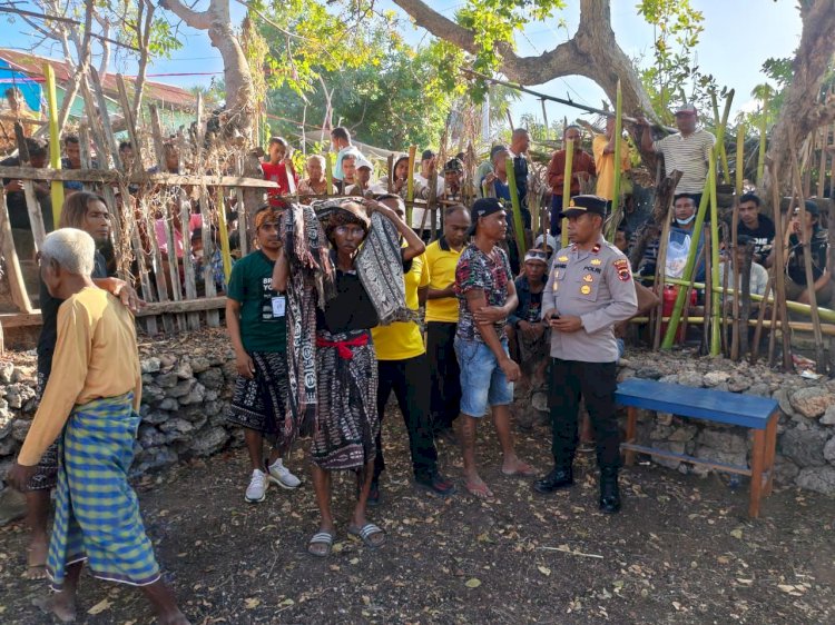 Pelestarian Budaya dan Kamtibmas Berjalan Seiring, Polsek Sabu Timur Amankan Adat Moa Dab'ba