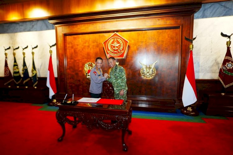 *Kapolri Perkuat Soliditas TNI-Polri Lewat Silaturahmi dengan Panglima TNI di Mabes TNI*
