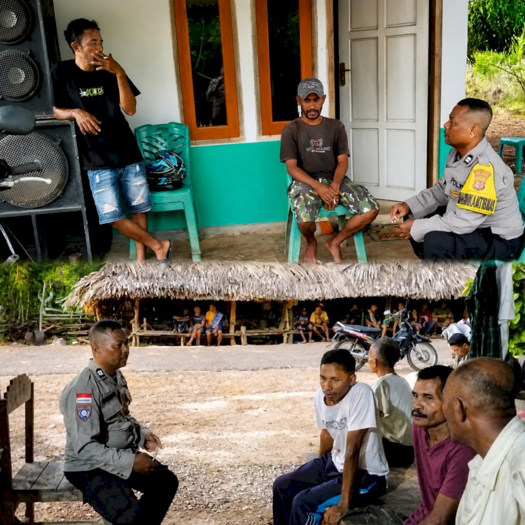 Bhabinkamtibmas Polres Sabu Raijua Sambangi Warga Desa Tanajawa, Ajak Jauhi Judi dan Miras Demi Kamtibmas Kondusif   