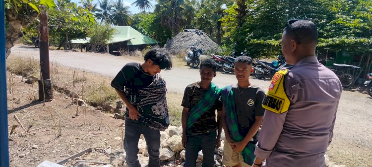 Bangun Kesadaran Hukum, Bhabinkamtibmas Polsek Hawu Mehara Edukasi Pemuda Desa Gurimonearu