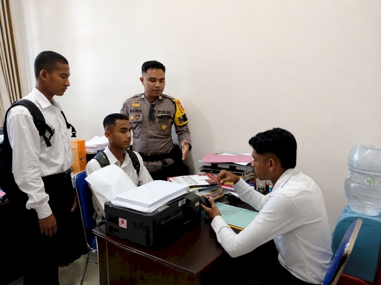 Bhabinkamtibmas Polres Sabu Raijua Dampingi Masyarakat Urus Sidik Jari untuk Seleksi Calon Prajurit TNI AD