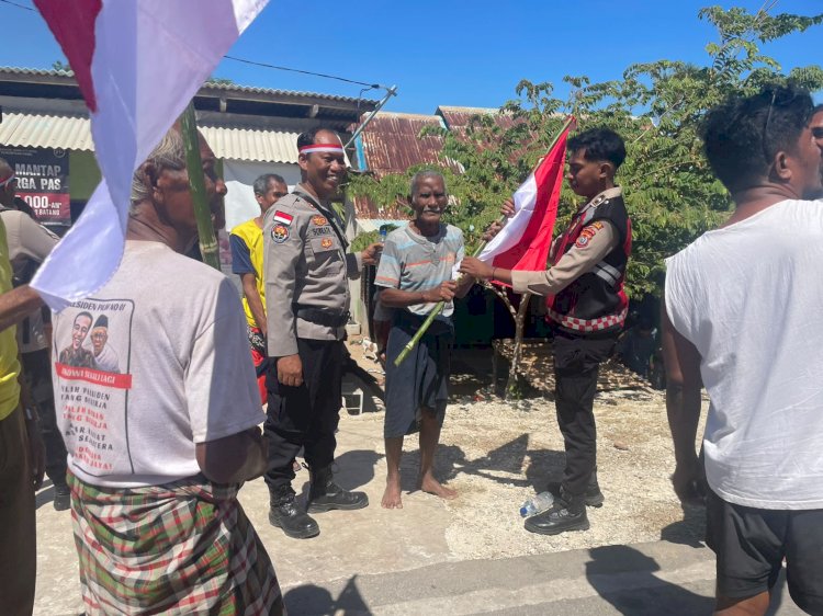 Semangat Kemerdekaan Menggema, Personel Satuan Samapta Polres Sabu Raijua Bagikan Bendera Merah Putih kepada Masyarakat