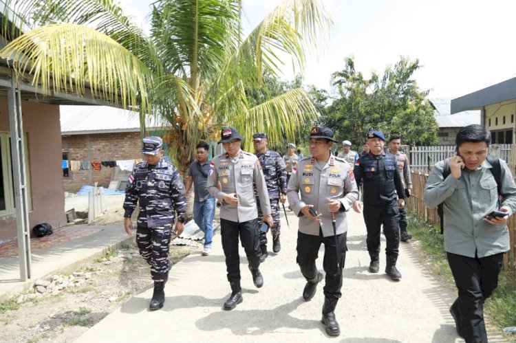 *Kapolda NTT Tinjau Rumah Warga Terdampak Gempa, Salurkan Bantuan Sosial*