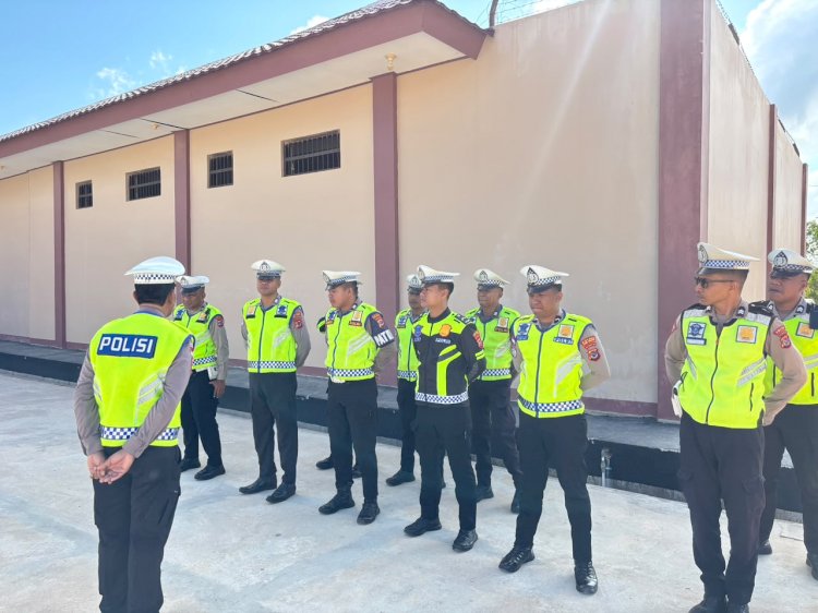 Perkuat Disiplin dan Profesionalisme, Kasat Lantas Polres Sabu Raijua Beri Arahan kepada Personel.