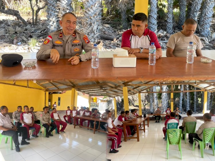 Bukan Sekadar Menjaga, Wakapolres Sabu Raijua Minta Polisi Hadir Lebih Dekat dengan Masyarakat