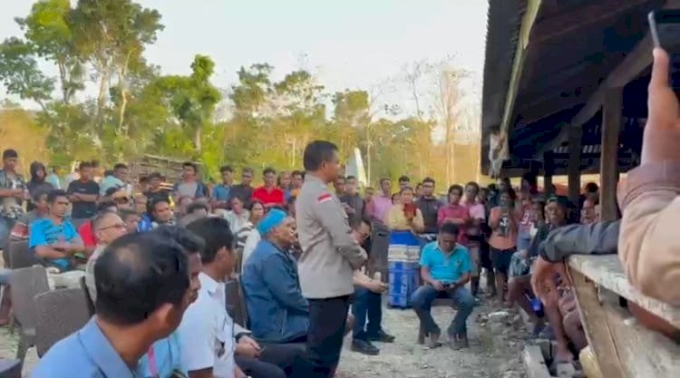 Sampaikan Duka Cita yang Mendalam, PJU Polda NTT Bersama Kapolres Sumba Barat Melayat ke Rumah Duka Korban Penembakan (Pelaku Curnak