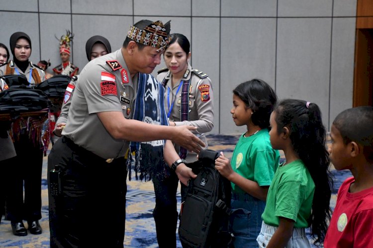 Wujud Kepedulian dan Kasih Sayang, Kapolda NTT Berikan Tali Asih dan Peralatan Sekolah kepada Anak Yatim di Rakernis Ditlantas 2026