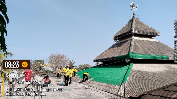 Rawat Rumah Ibadah, Jaga Alam! Polsek Sabu Barat Bersama Remaja Masjid Gelar Green Policing