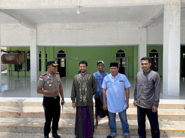 Jumat Keliling di Masjid An-Nur Seba, Kapolres Sabu Raijua Tebar Pesan Damai dan Persaudaraan