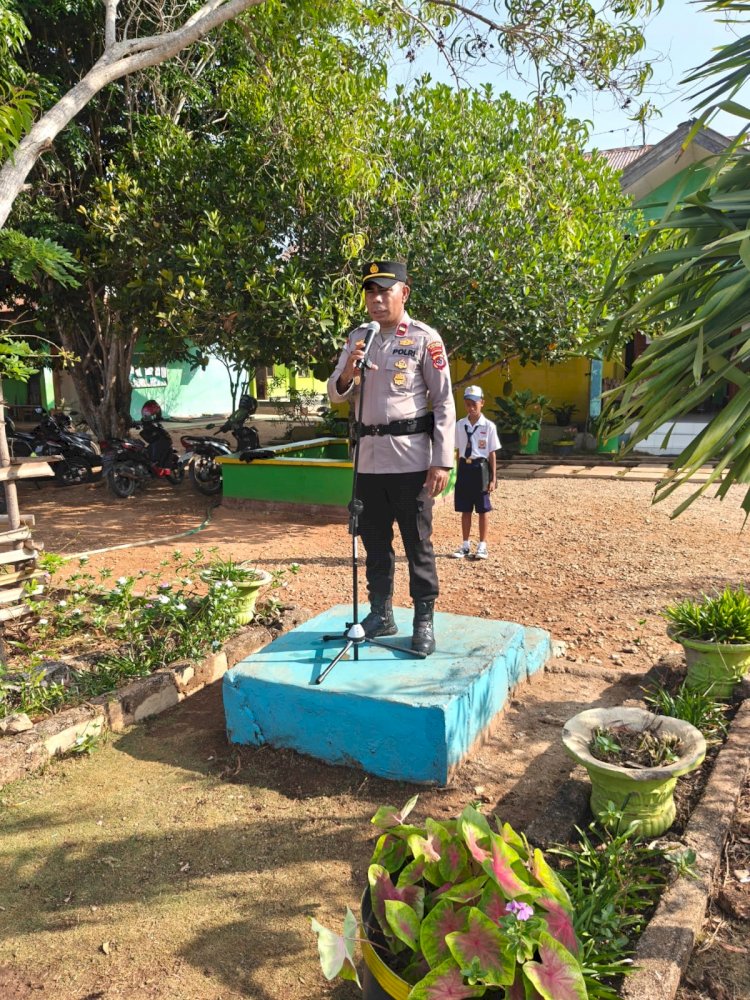 Pollri Peduli Pendidikan, Kapolsek Sabu Timur Ajak Pelajar SMPN 1 Sabu Tengah Stop Bullying