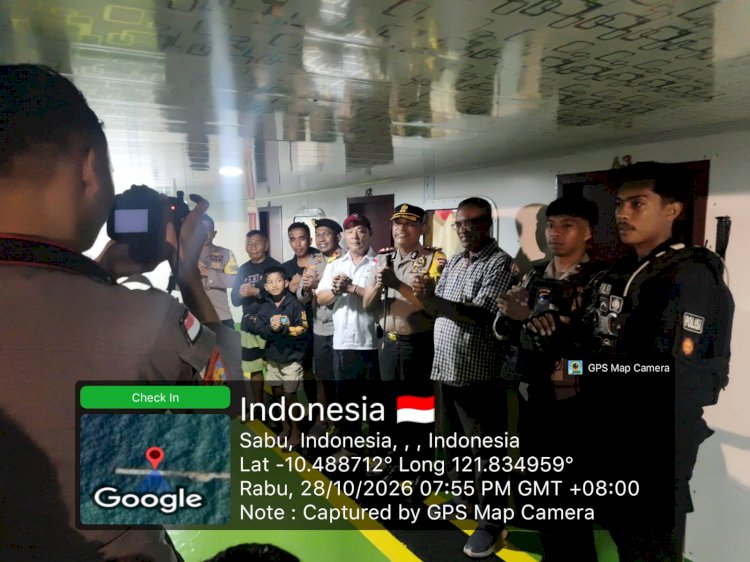 Pastikan Pelabuhan Aman, Kapolres Sabu Raijua Turun Langsung Sambangi Calon Penumpang Kapal Cantika 9E
