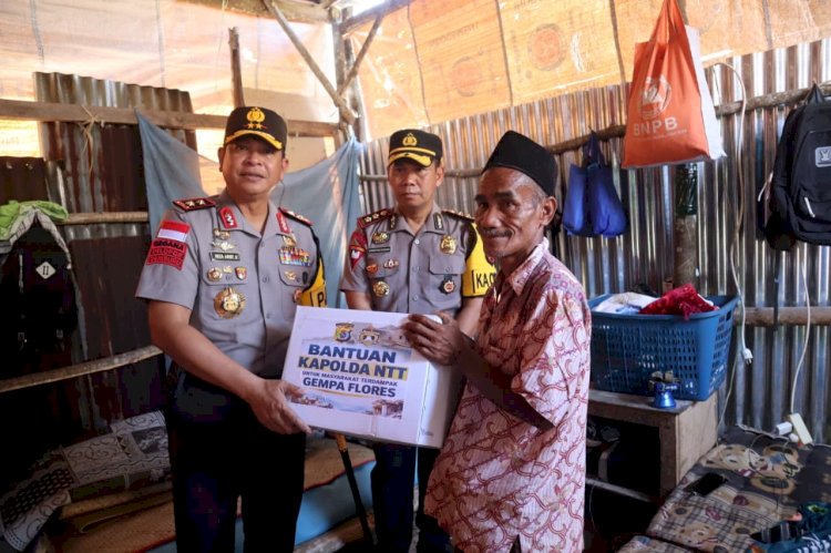 Kapolda NTT Irjen Pol. Reza Arief Dewanto Sambangi Warga Terdampak Gempa di Manggarai Barat, Salurkan Bantuan Kemanusiaan